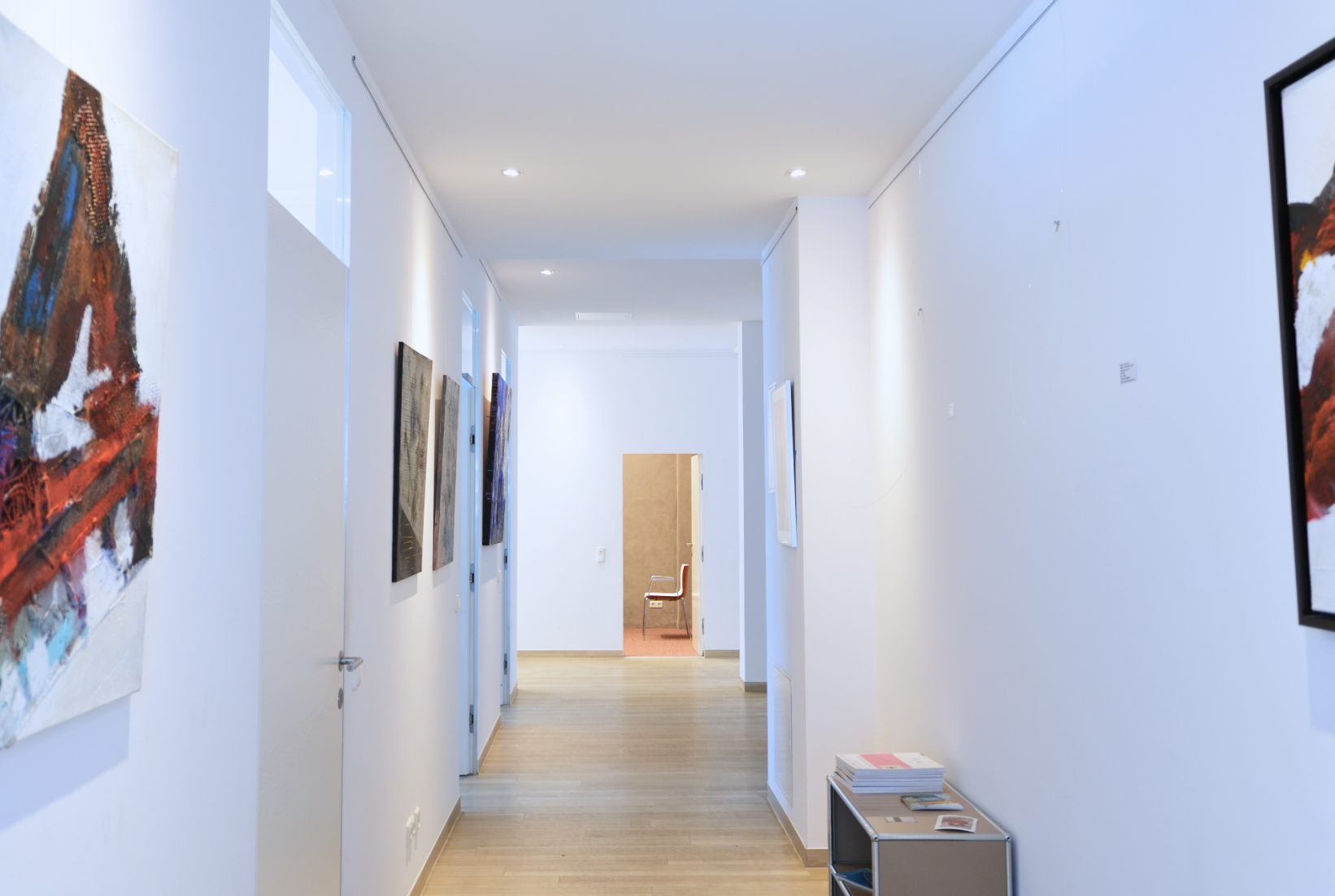 Flur mit Kunstwerken